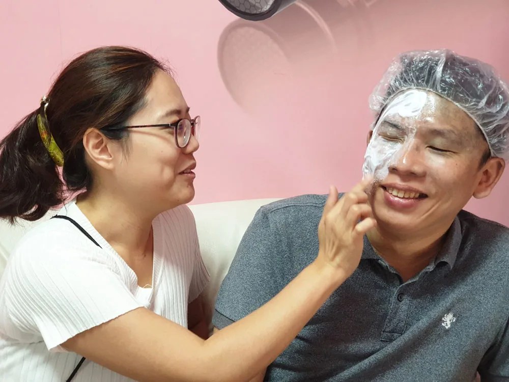 老婆陪同，緊張感緩和不少