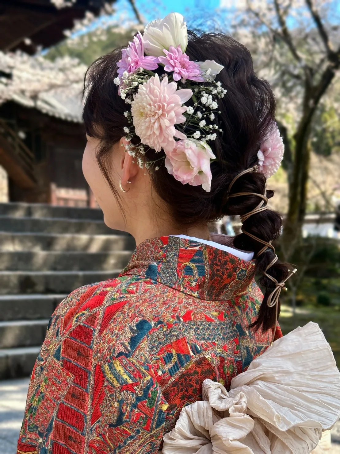 髮型與花飾的春日感