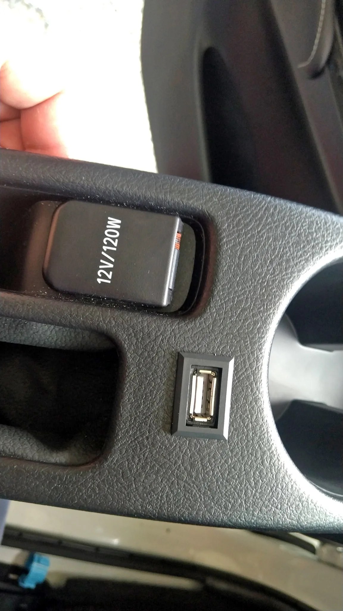 USB 孔位置密合