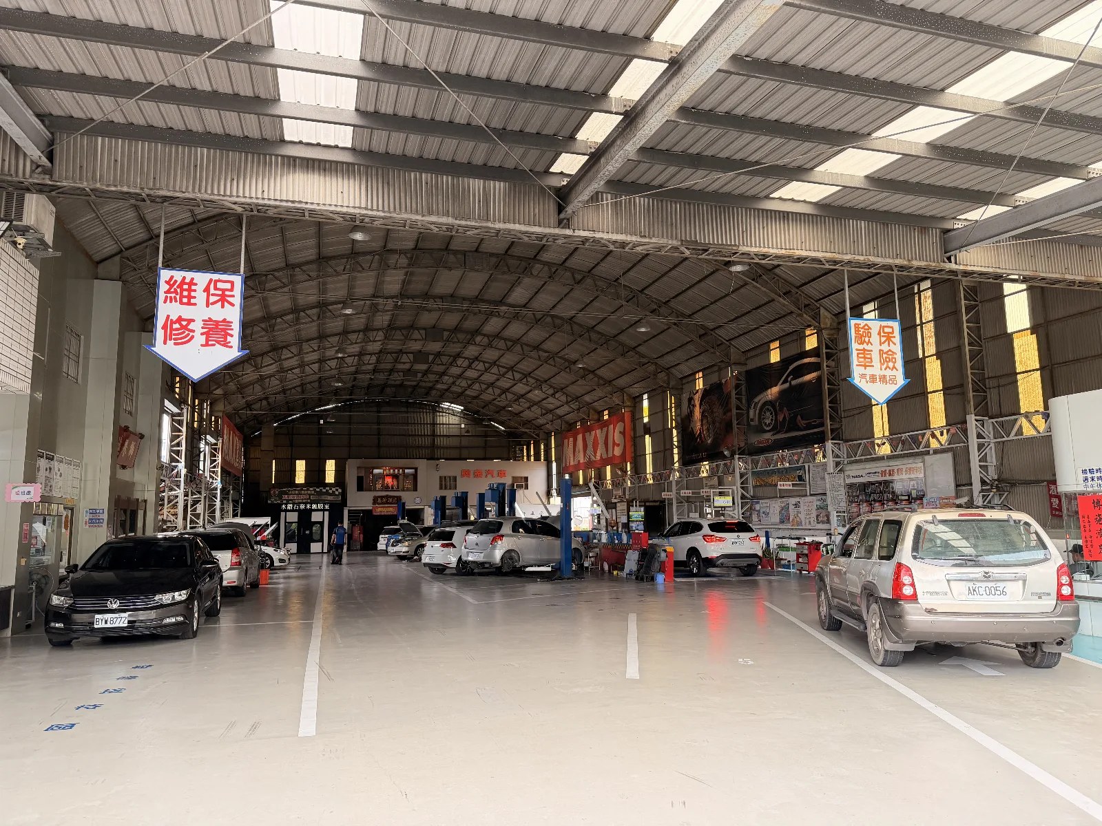 廠內空間很大，維修保養區一目瞭然