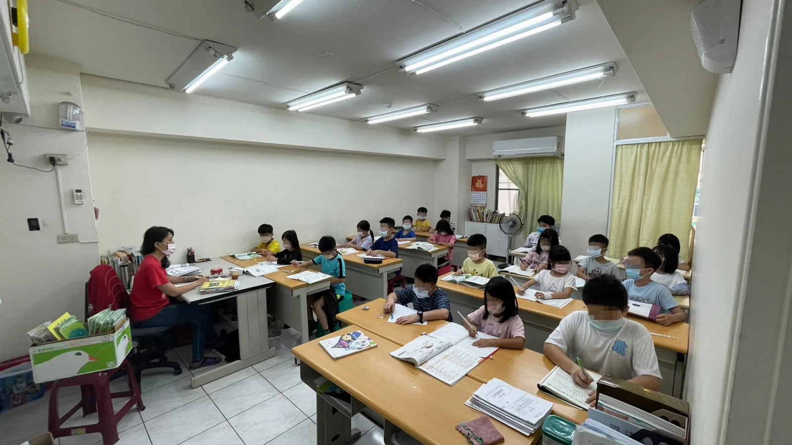 寬敞的教室與坐在最前面的老師