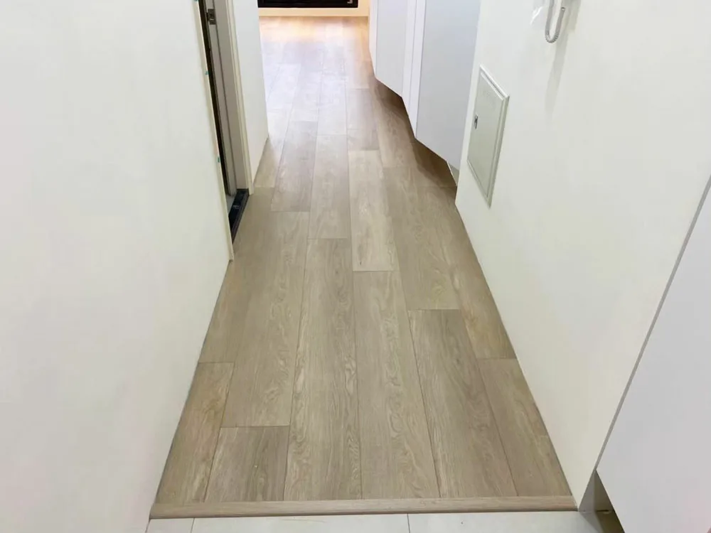 客廳走廊木地板銜接俐落