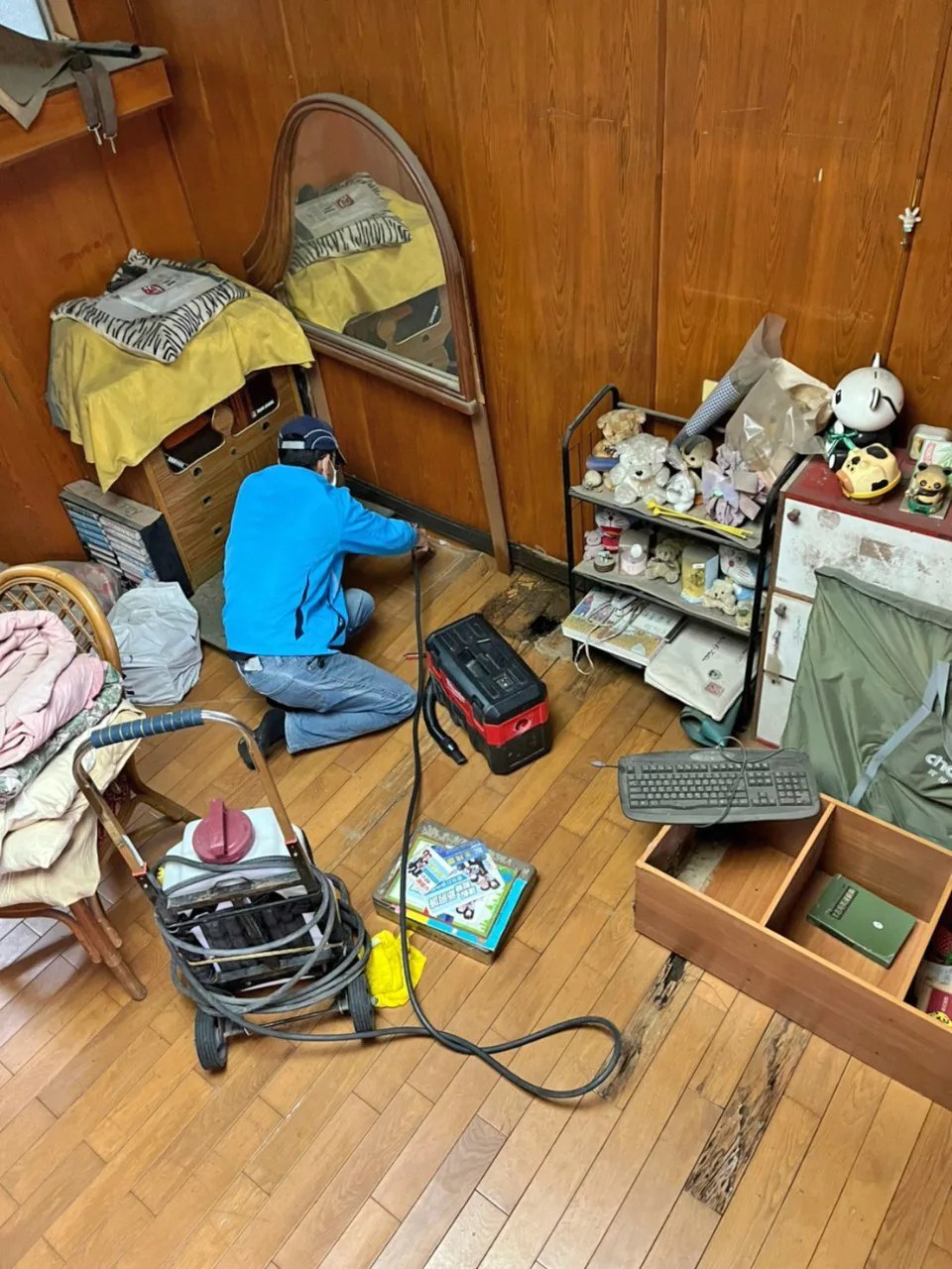 師傅說明除白蟻要用專用藥劑