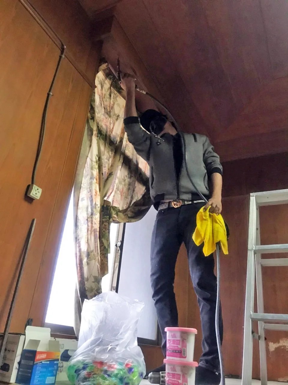 沿木地板縫隙打藥除白蟻