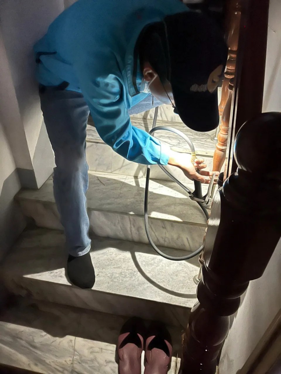樓梯與牆壁接縫處打藥