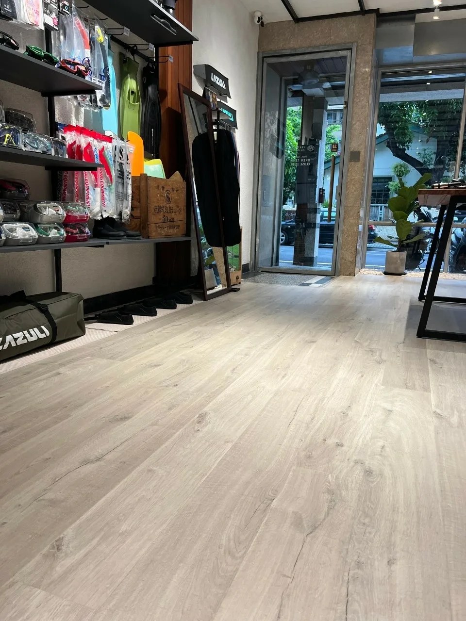 至臻系列 1854 淺色木紋鋪在店面的樣子