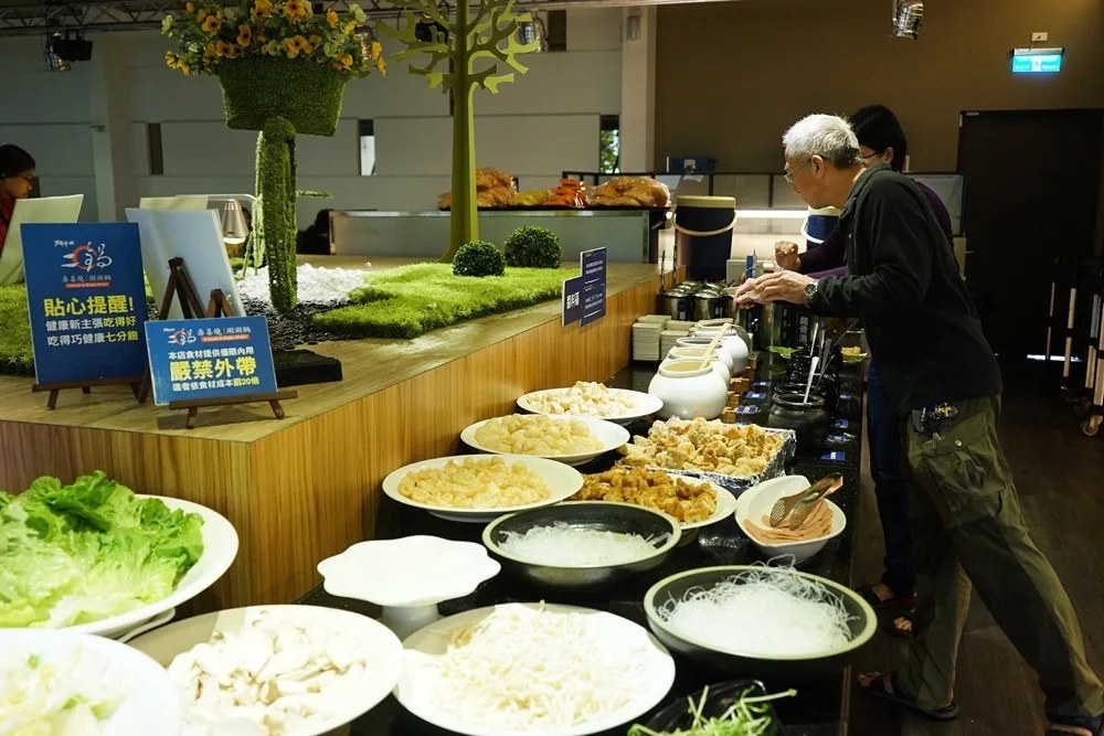 自助吧:蔬菜、乾料、麵類、醬料