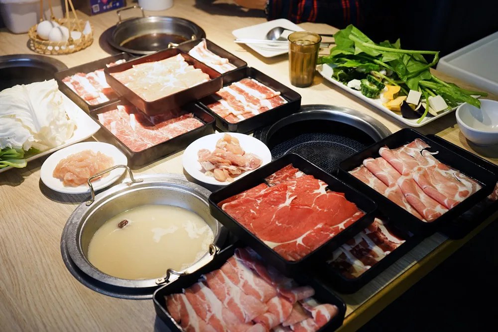 澎湃的一桌肉品與蔬菜
