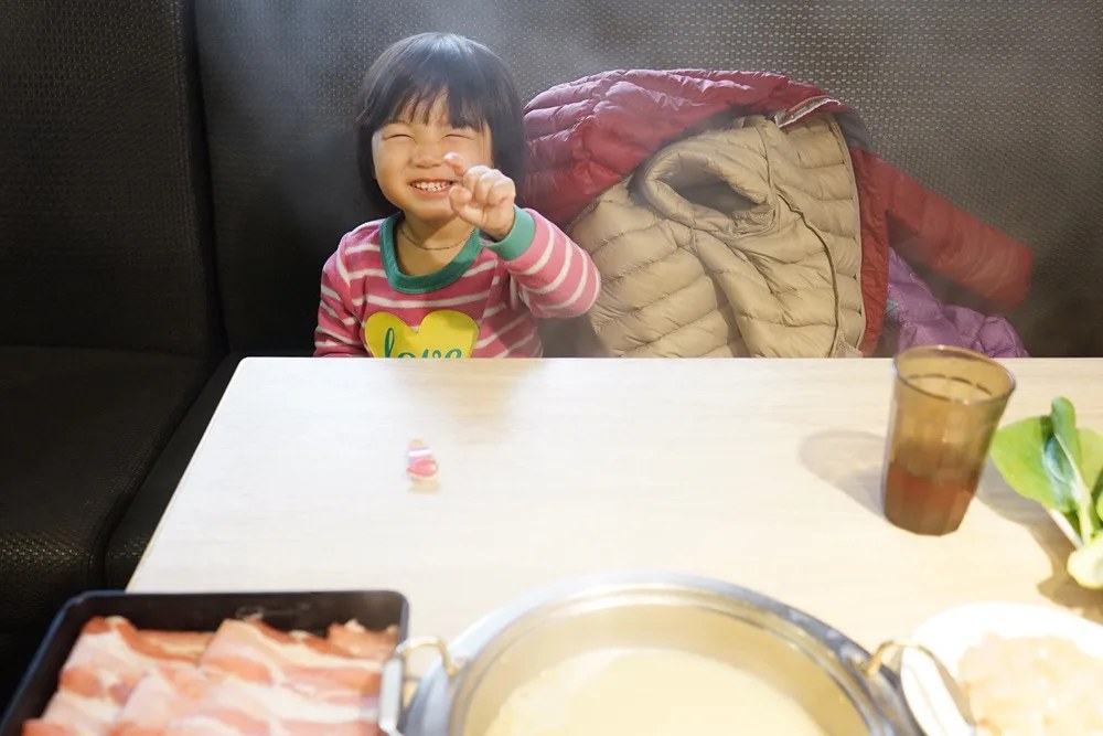 女兒興奮地看著滿桌食材