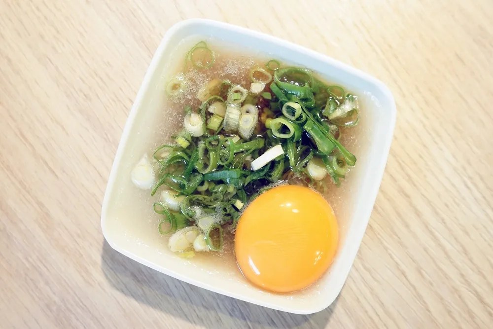壽喜燒沾醬:生蛋、蘿蔔泥、蔥花
