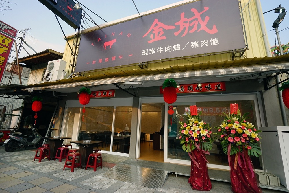 金城牛肉爐白色文化石牆用餐環境