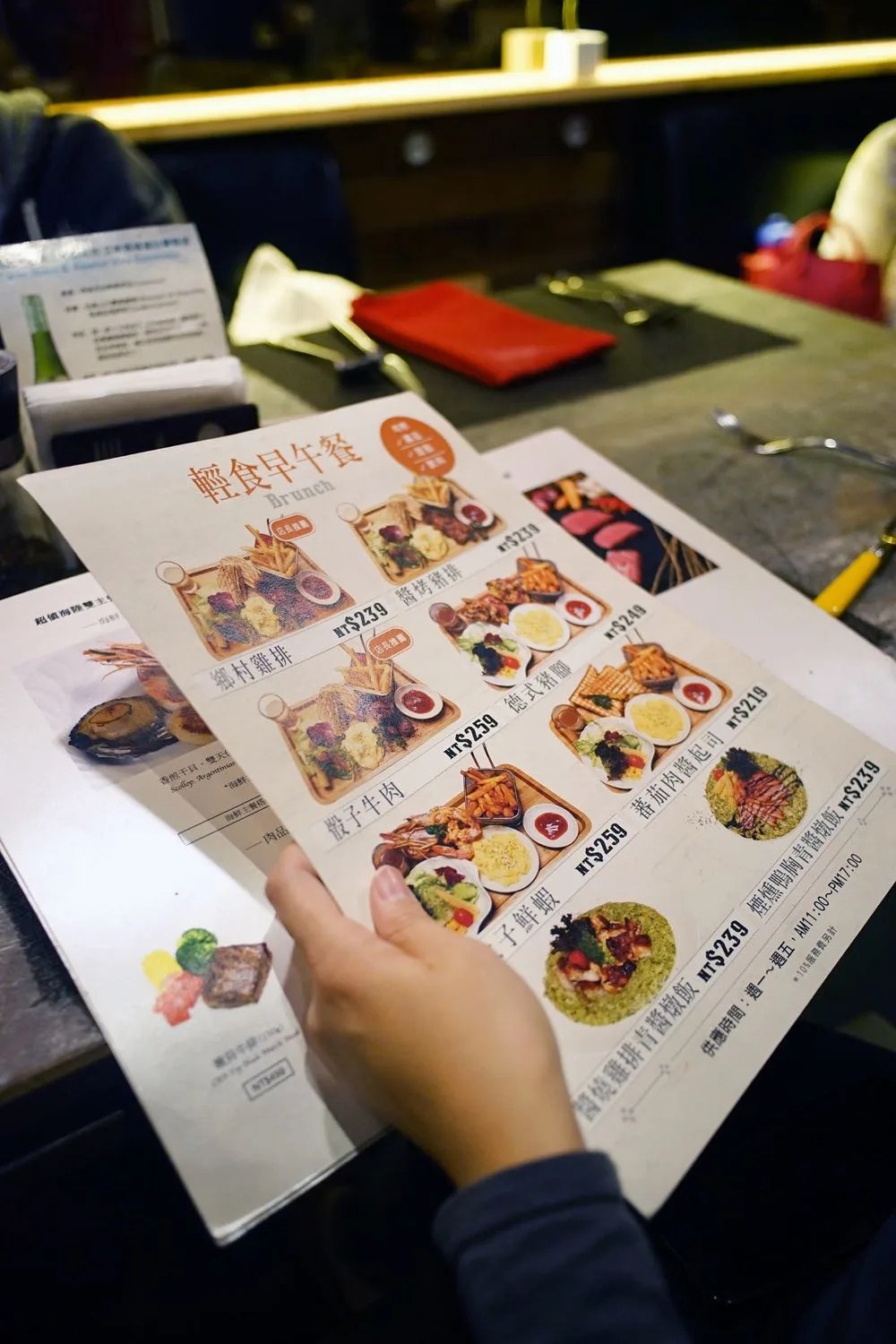 點了兩份早午餐、兩份排餐