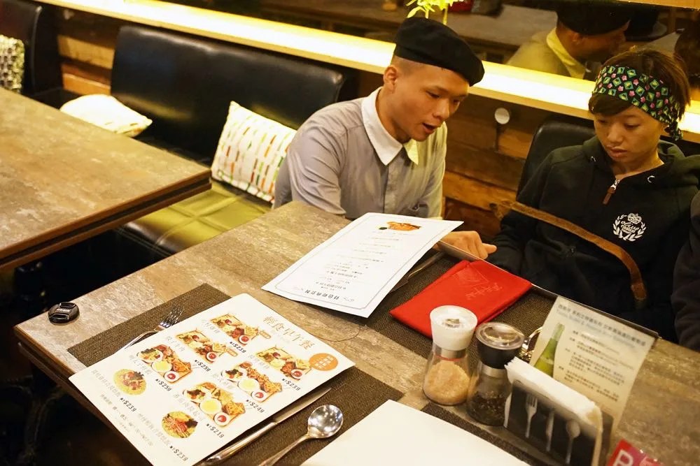 店員細心介紹餐點