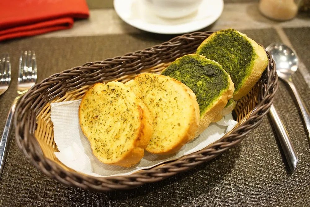 麵包 蒜味與青醬