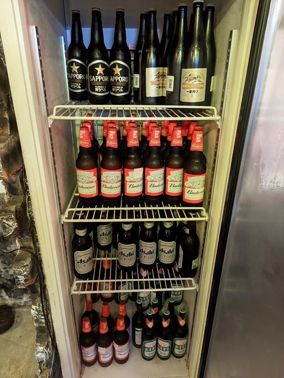 兩台冰箱滿滿啤酒