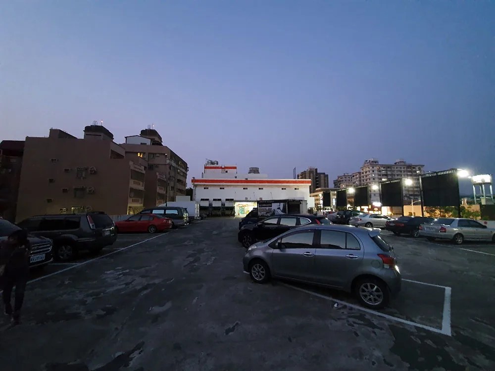 空間寬敞的特約停車場
