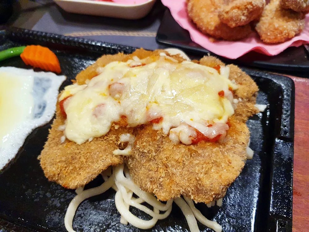 鋪滿莫札瑞拉起司的牛排