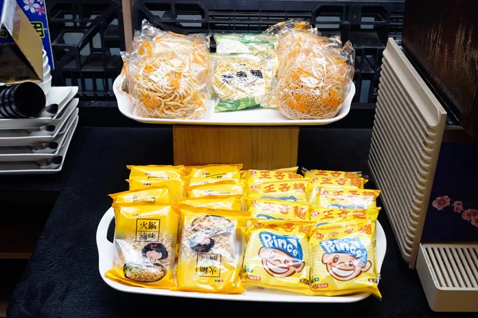 二鍋一字排開的火鍋料