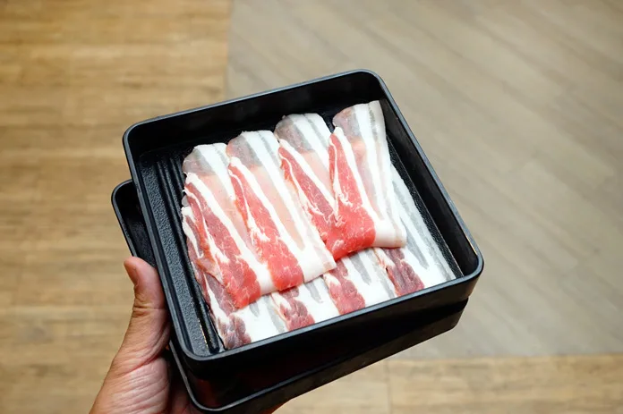 麻辣鍋裡入味的鴨血與臭豆腐