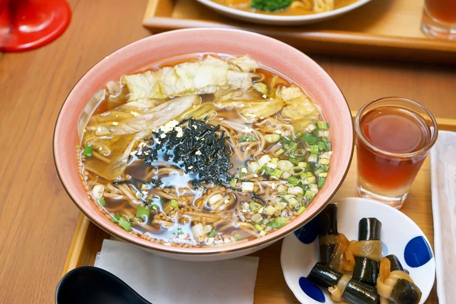 炸蝦蕎麥湯麵，撒上金箔