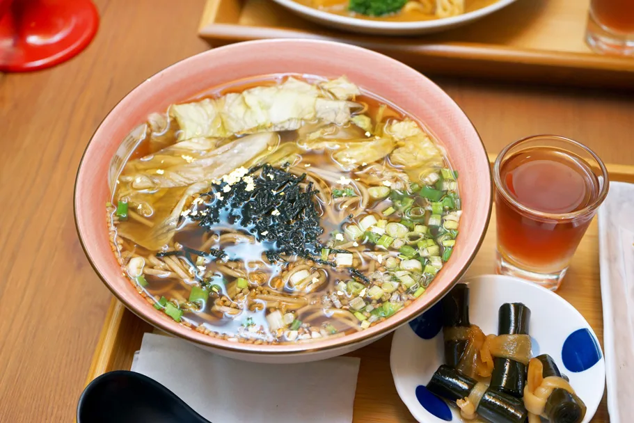 炸蝦蕎麥湯麵，撒上金箔