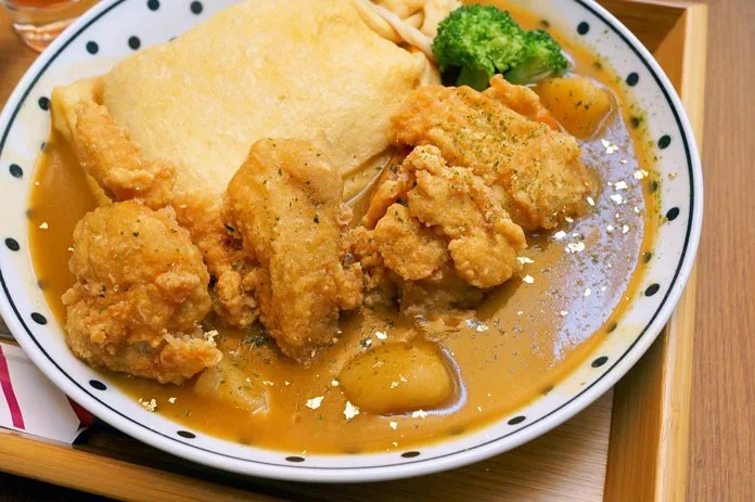 咖哩福袋豆包飯，撒上金箔