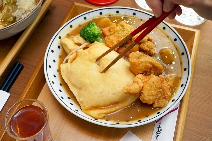炸雞塊沾咖哩醬