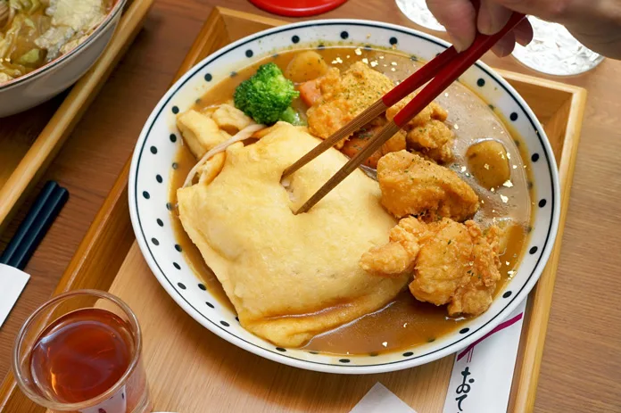 炸雞塊沾咖哩醬