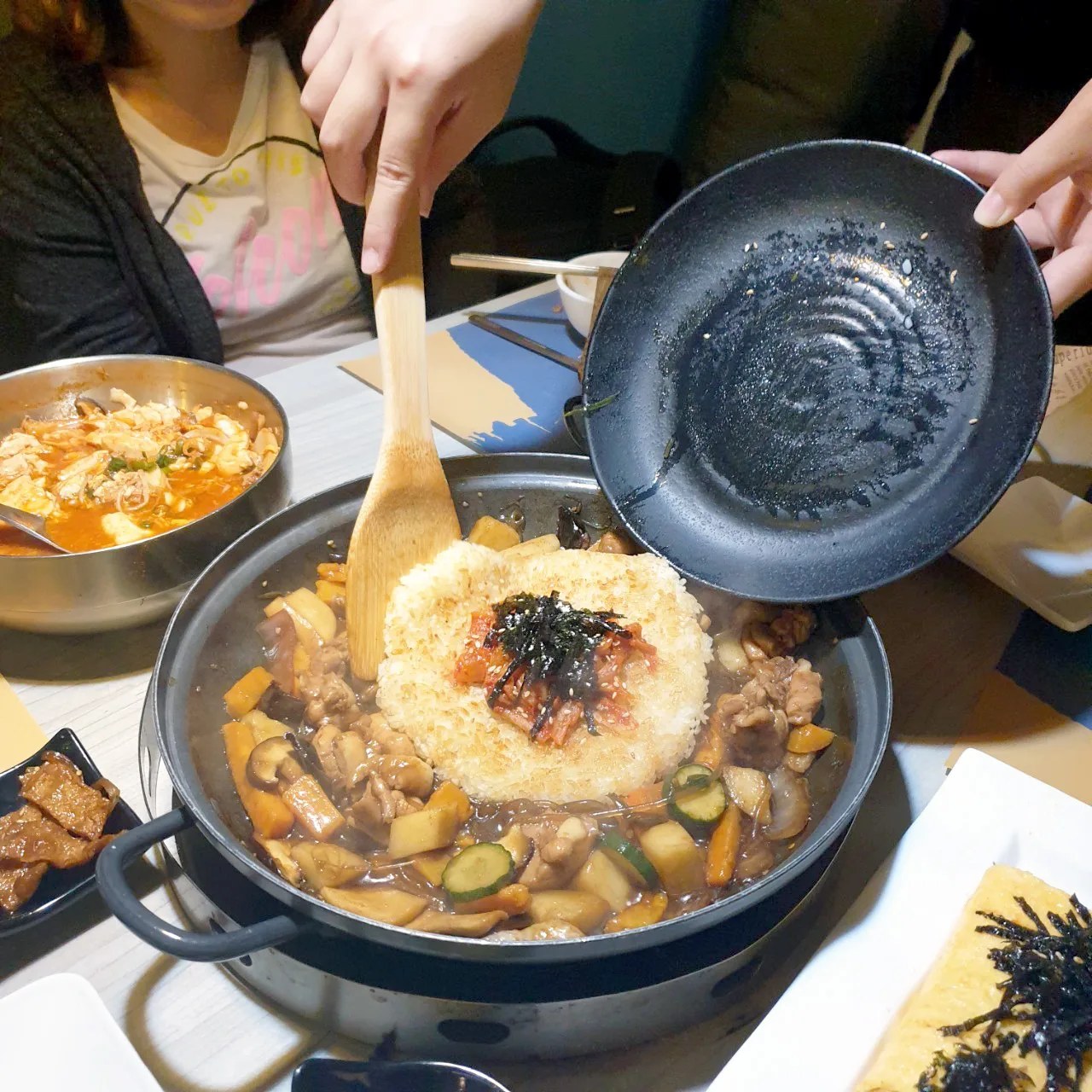 海苔鍋巴飯加入攪拌