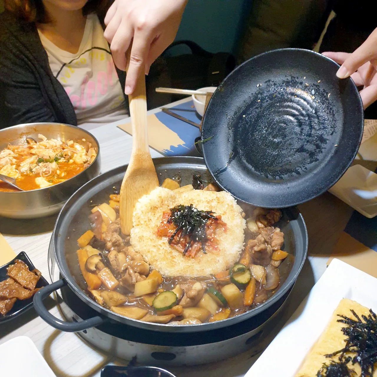 海苔鍋巴飯加入攪拌