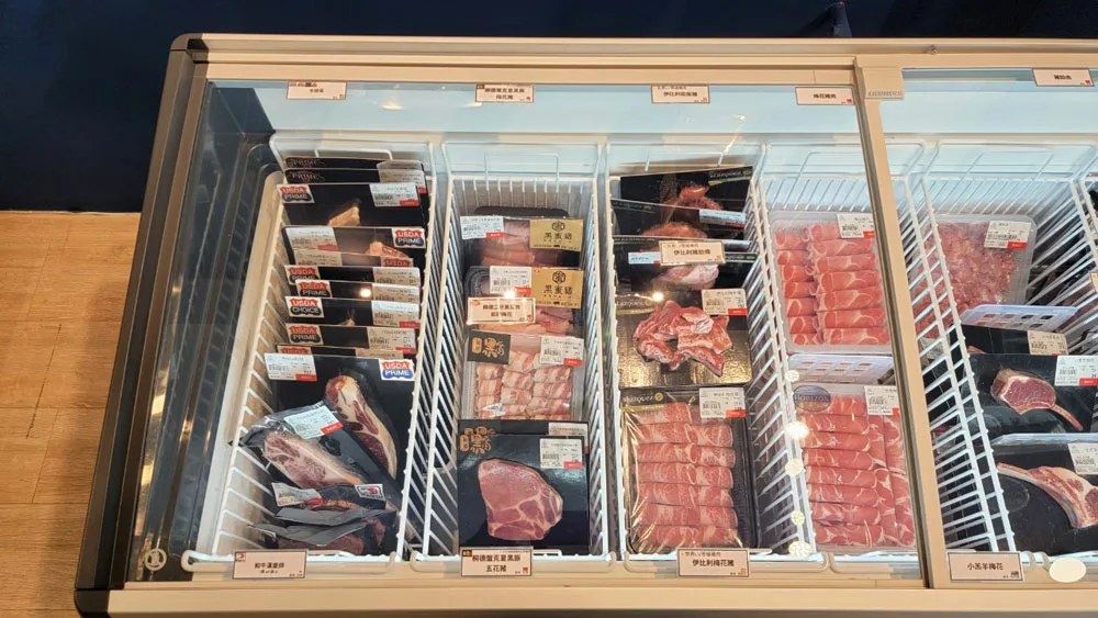 冰櫃裡的各式肉品