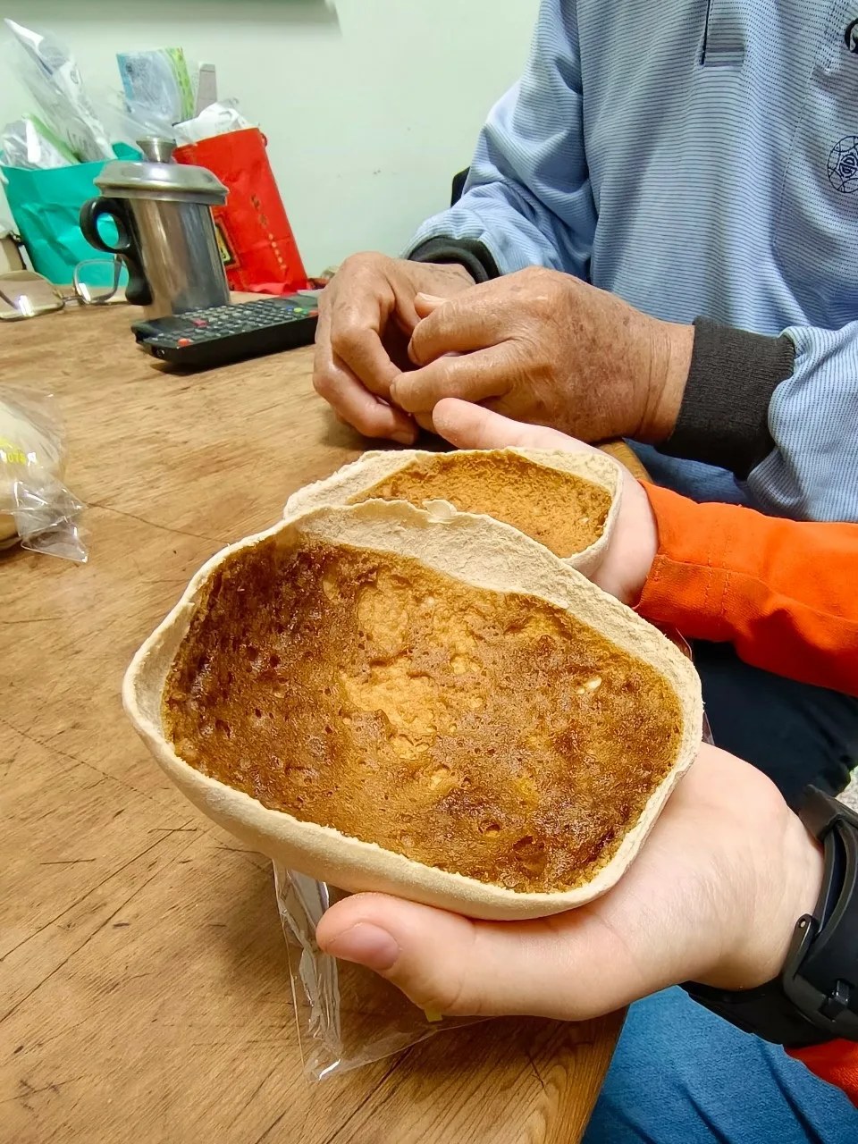 Emma湊近聞椪餅黑糖香氣
