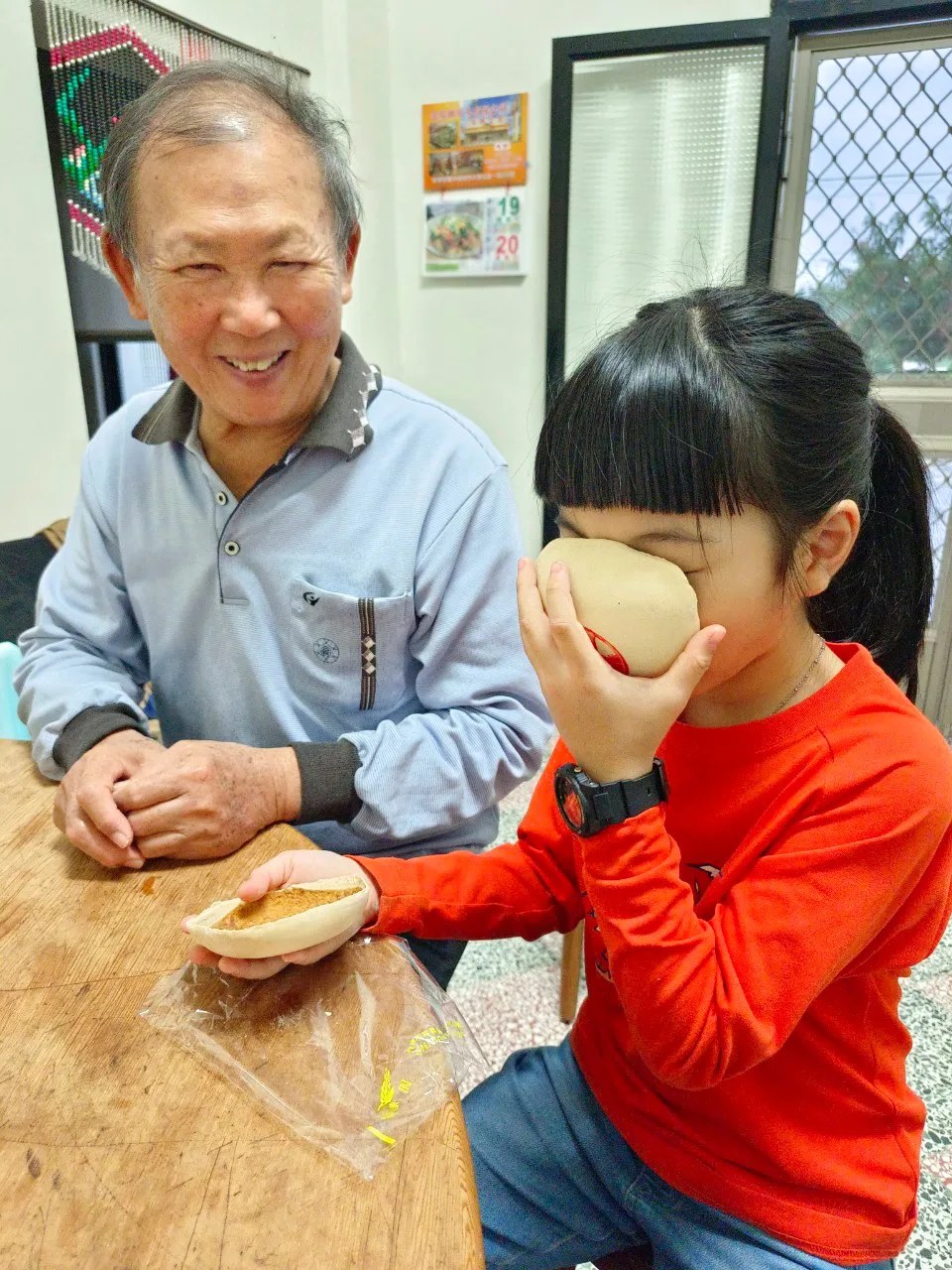 Emma吃椪餅吃得滿臉屑屑