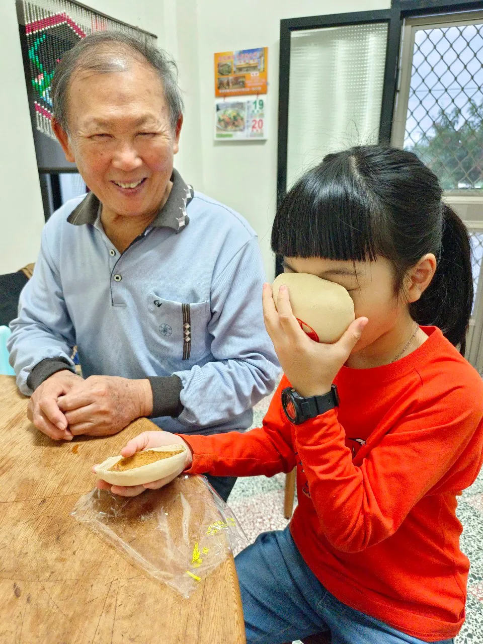 Emma吃椪餅吃得滿臉屑屑