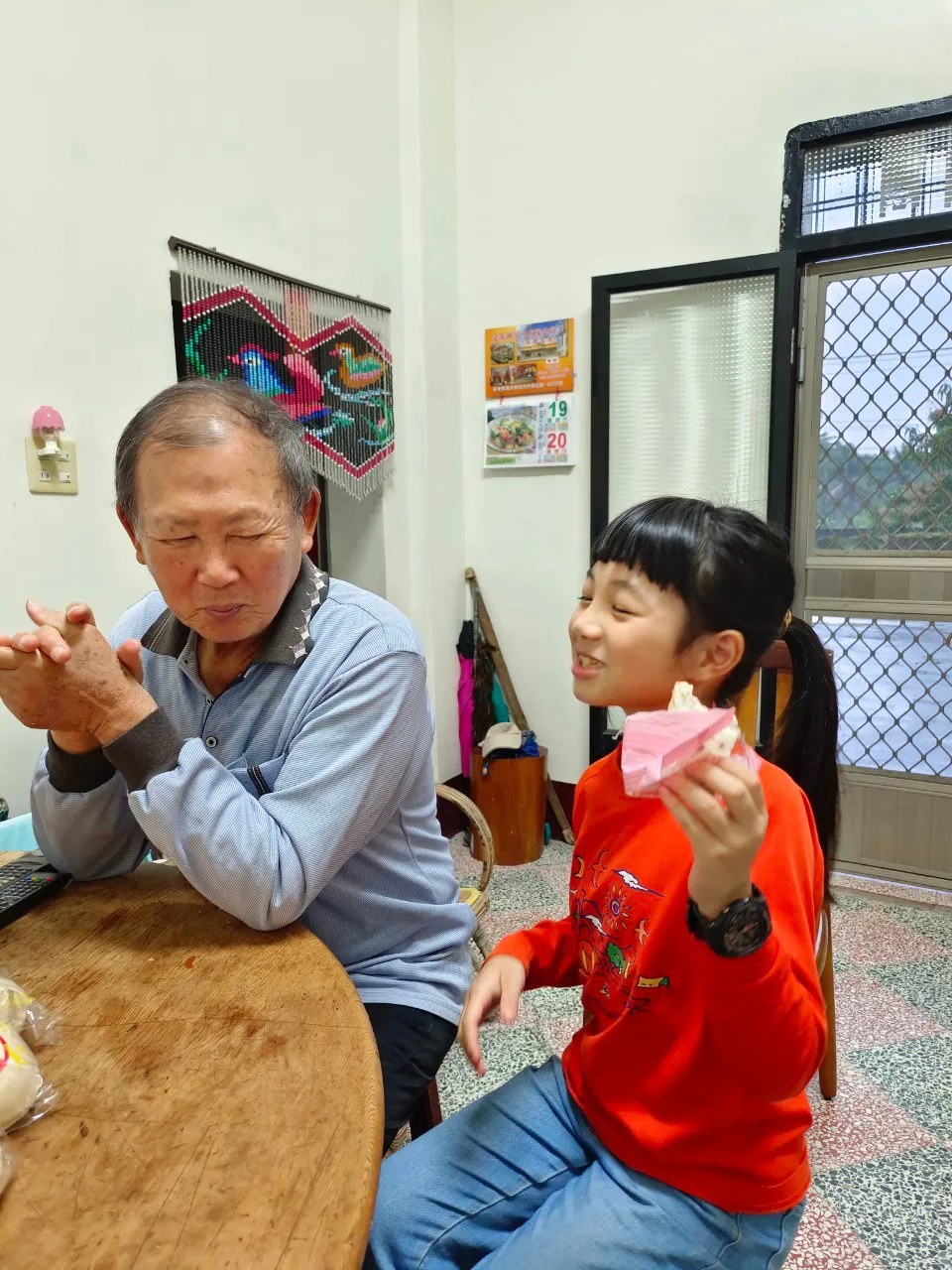 Emma分享牛軋糖給阿公