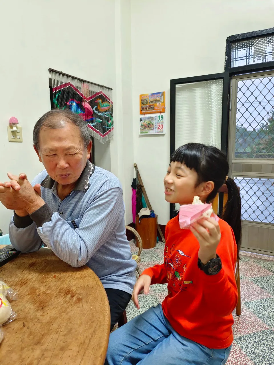 Emma分享牛軋糖給阿公