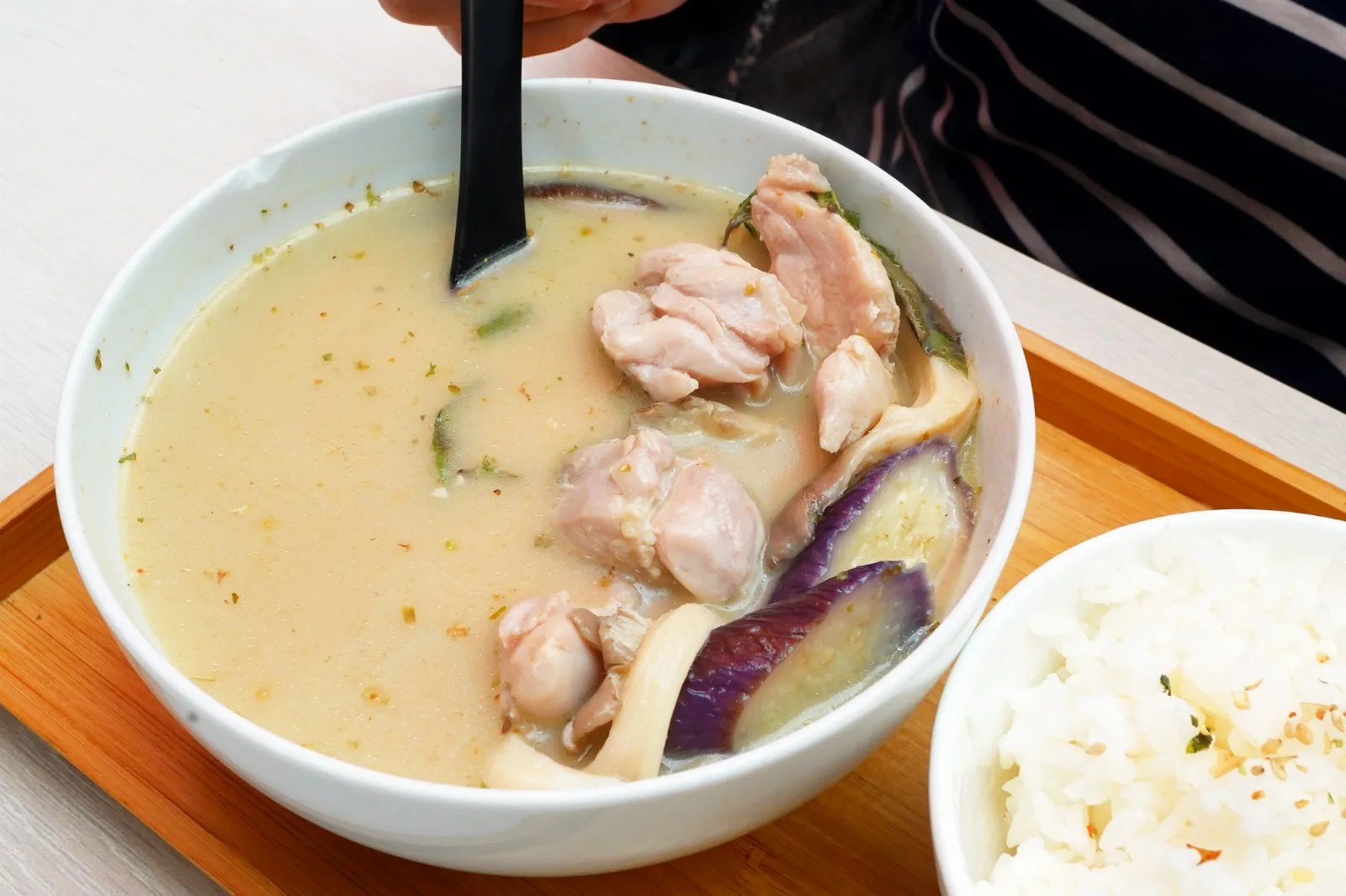 白飯加進去吸滿湯咖哩