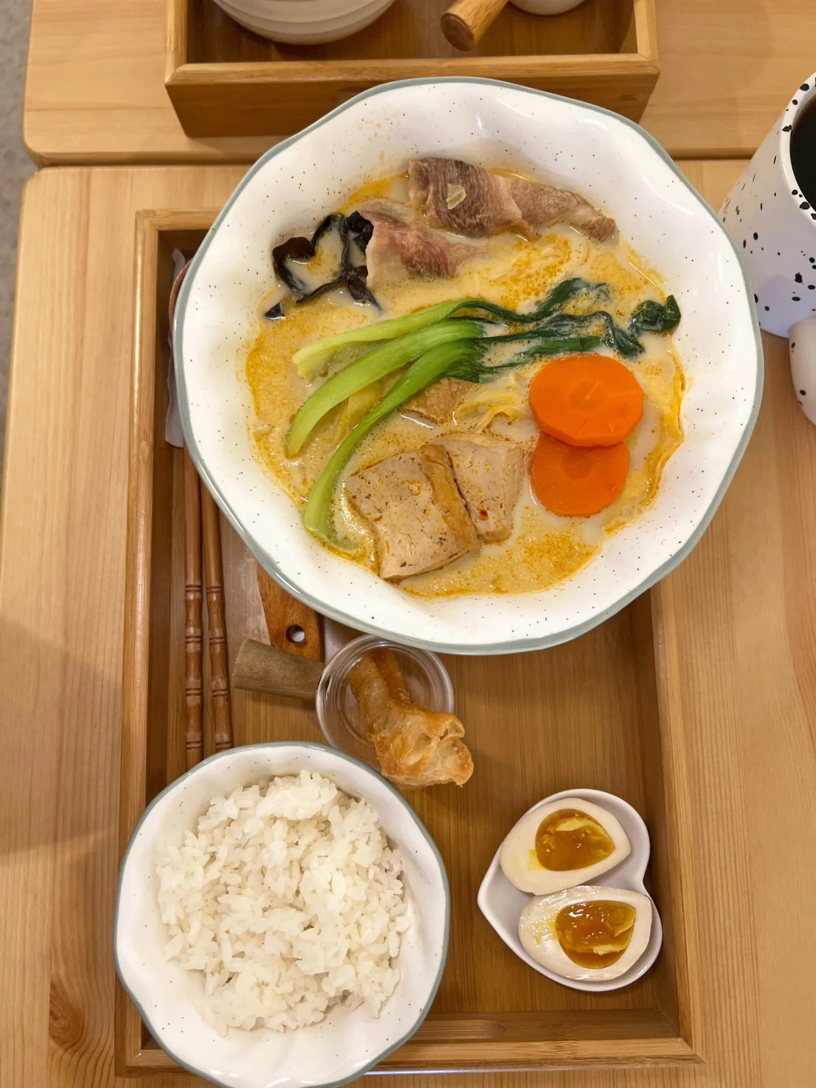 我點的牛肉麻奶鍋白鍋、微辣