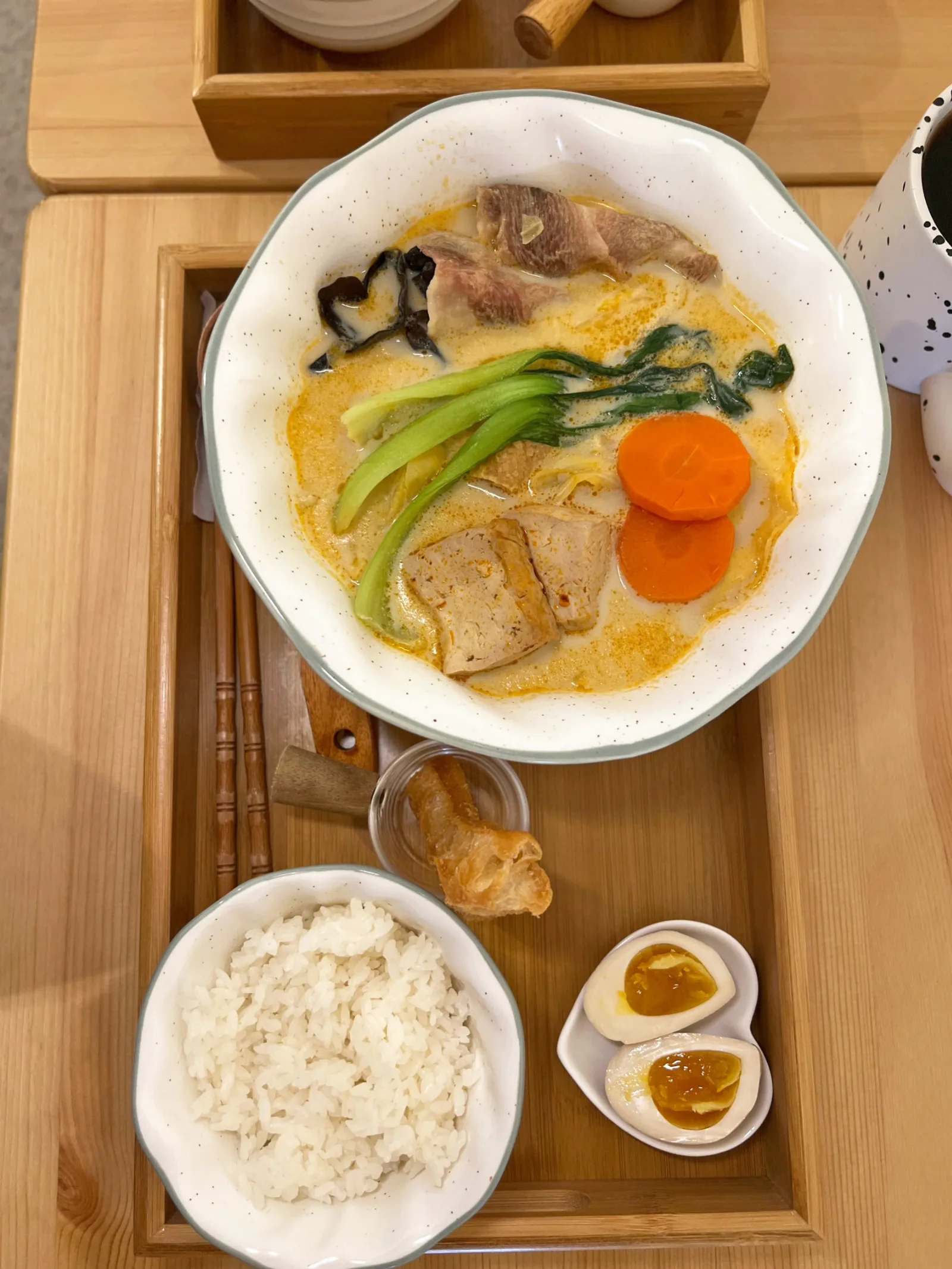 我點的牛肉麻奶鍋白鍋、微辣