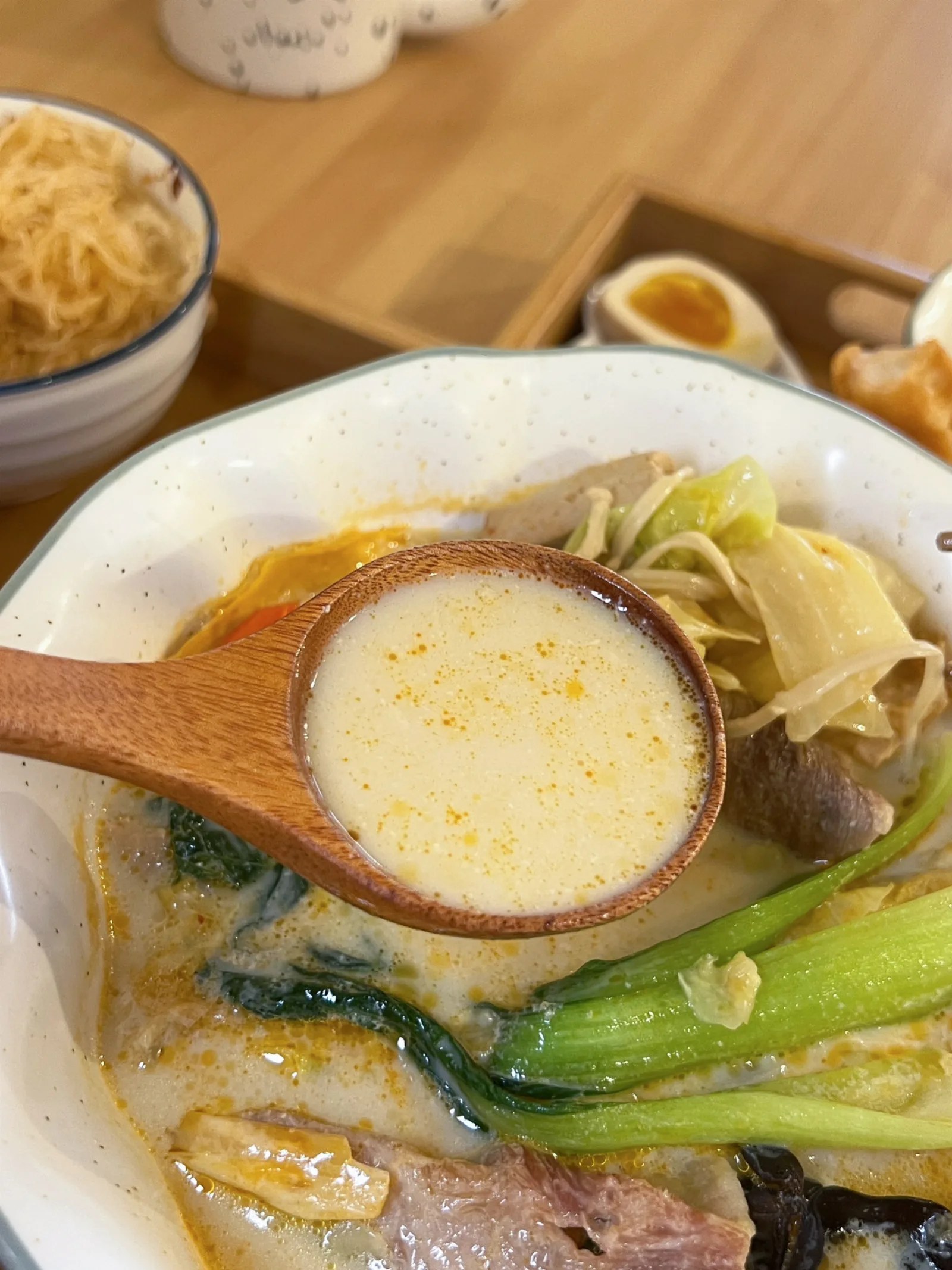 麻奶湯頭:18 種中藥材+淡淡椰奶香