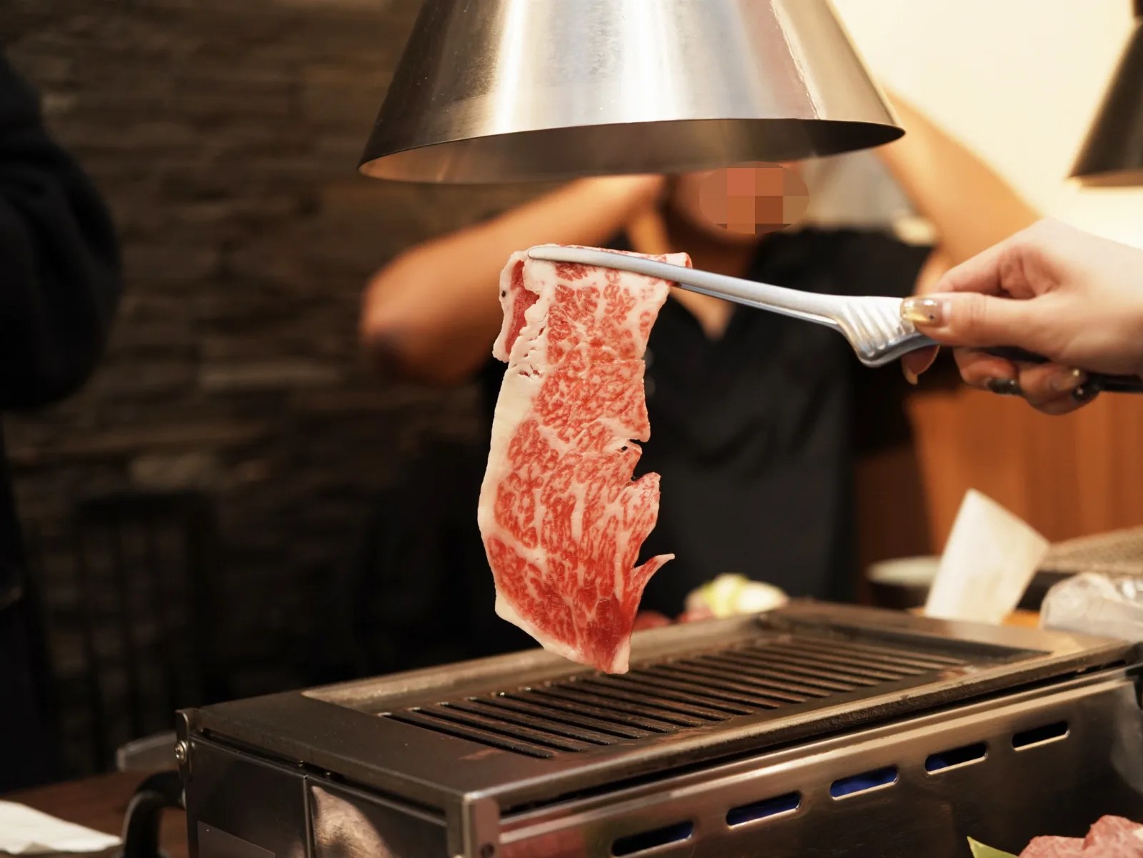 肉片色澤鮮紅、油脂紋理分明