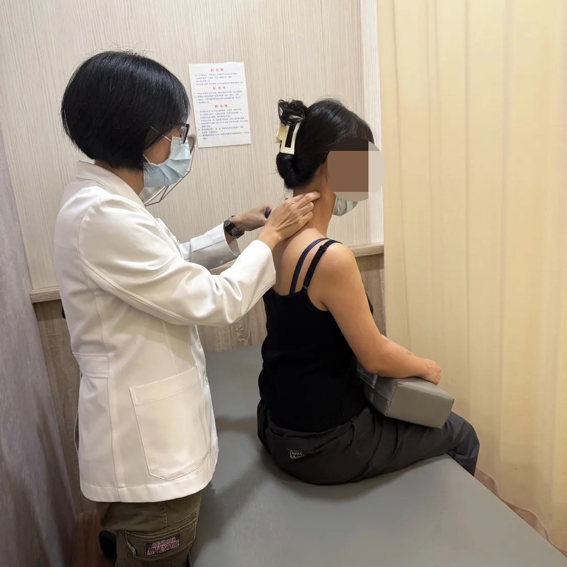 醫師觸診確認不舒服的位置