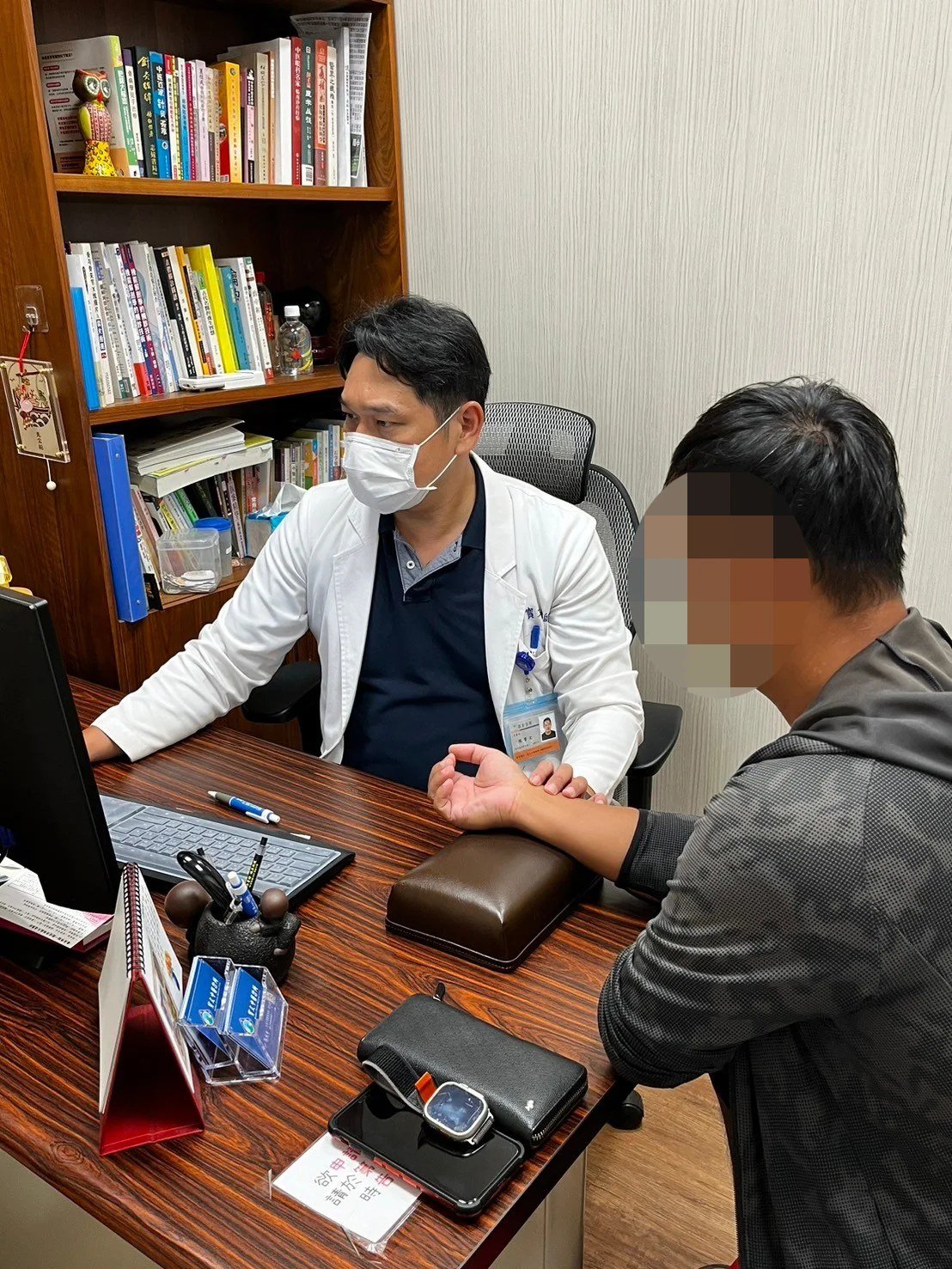 寳文中醫醫師把脈看診