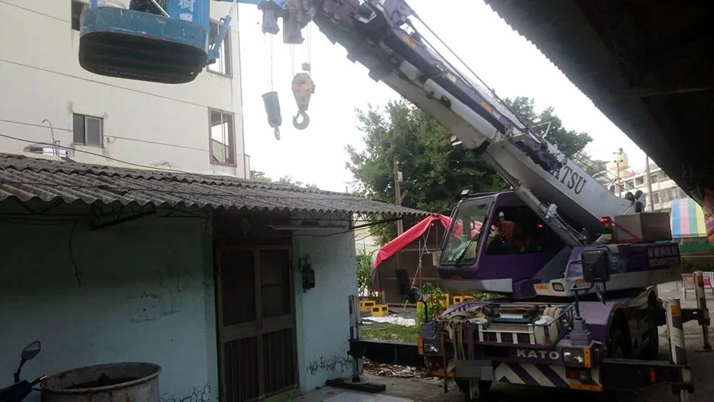改用伸縮工程車上去施工