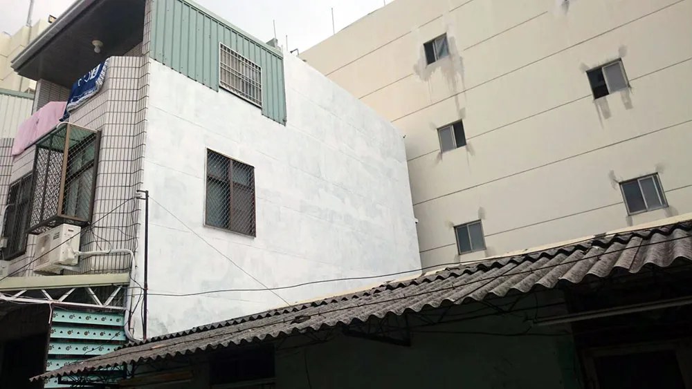 白色防水漆上兩道