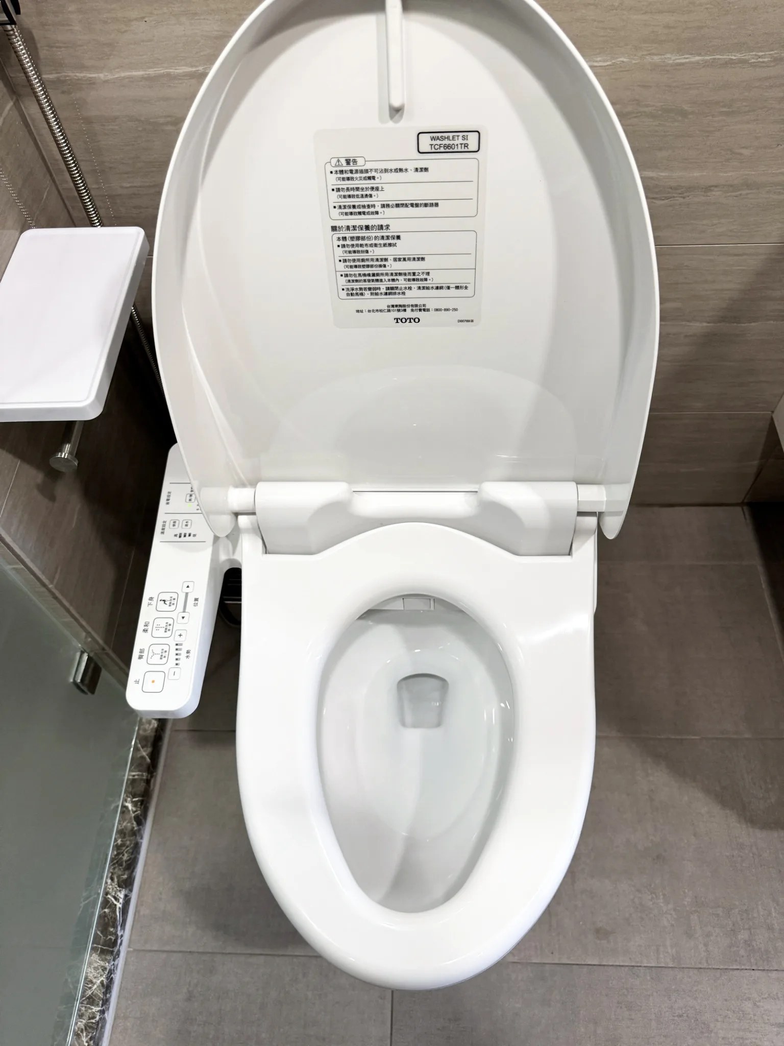 細清重點區衛浴，設備磁磚完好