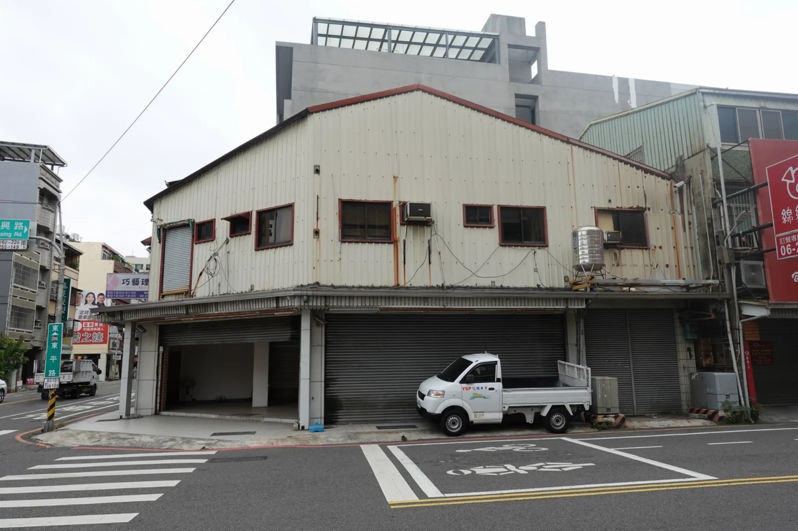 旗艦店店面:黑磁磚外牆、不鏽鋼大窗與招牌