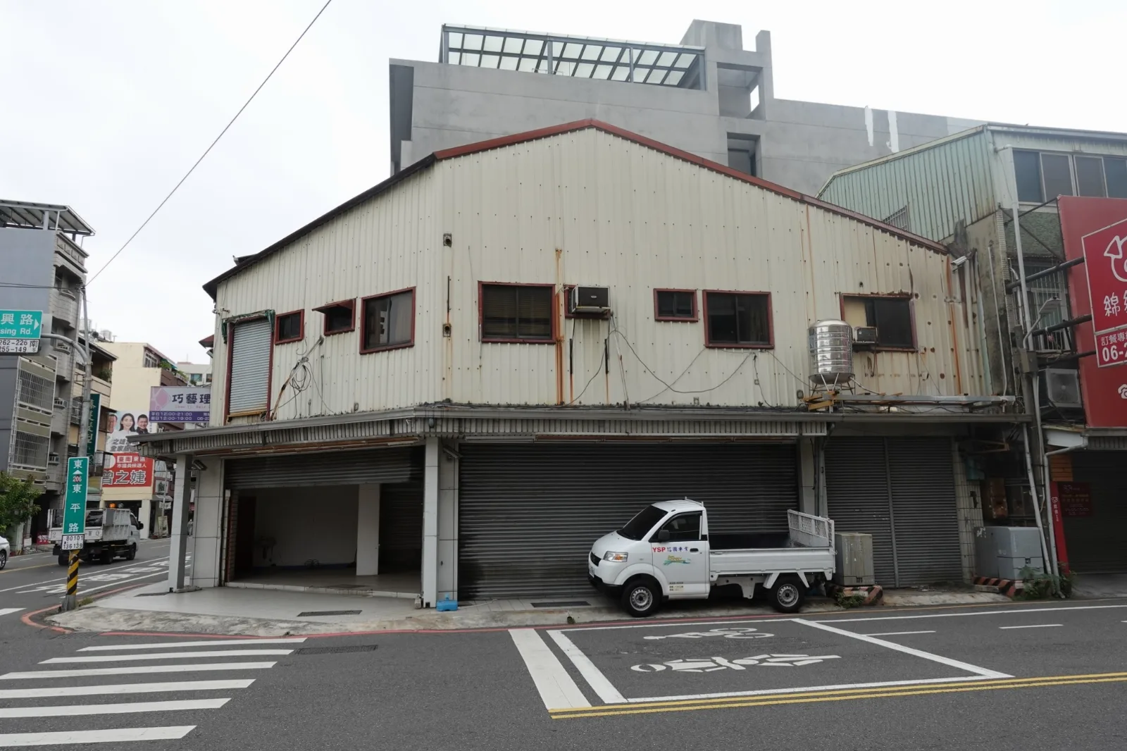旗艦店店面：黑磁磚外牆、不鏽鋼大窗與招牌