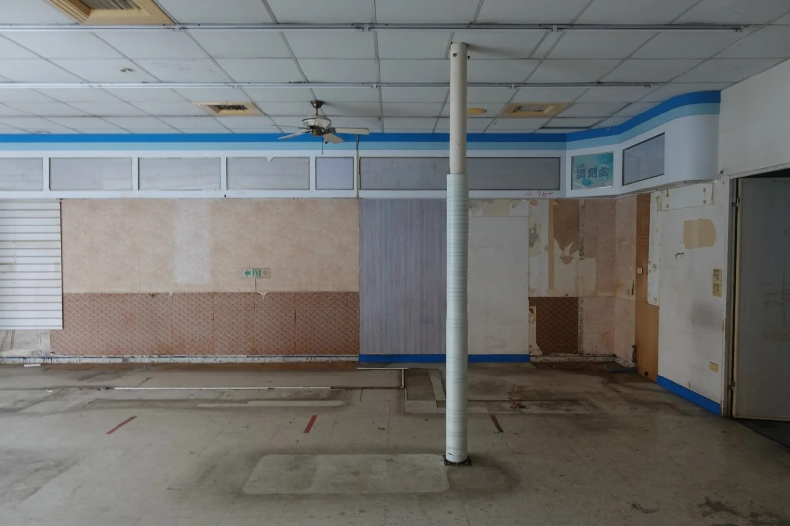 旗艦店店面:黑磁磚外牆、不鏽鋼大窗與招牌