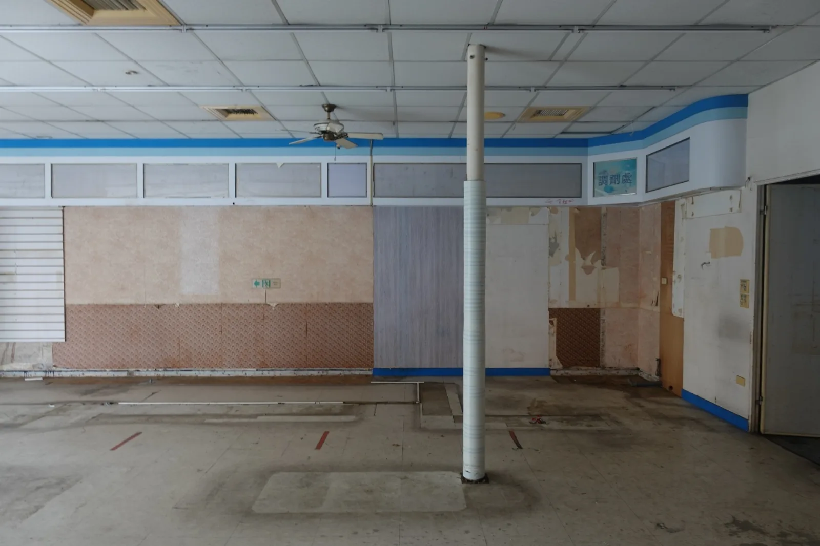 旗艦店店面：黑磁磚外牆、不鏽鋼大窗與招牌